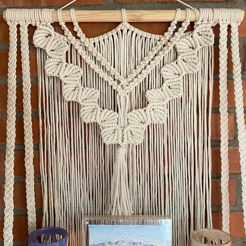 🌿 Descubre la elegancia artesanal de 'Margaret', nuestro tapiz de macramé con repisa de madera. Cada nudo está tejido a mano con hilo de algodón, creando una pieza única que añadirá calidez y estil (1).webp