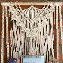 🌿 Descubre la elegancia artesanal de 'Margaret', nuestro tapiz de macramé con repisa de madera. Cada nudo está tejido a mano con hilo de algodón, creando una pieza única que añadirá calidez y estil (1).webp