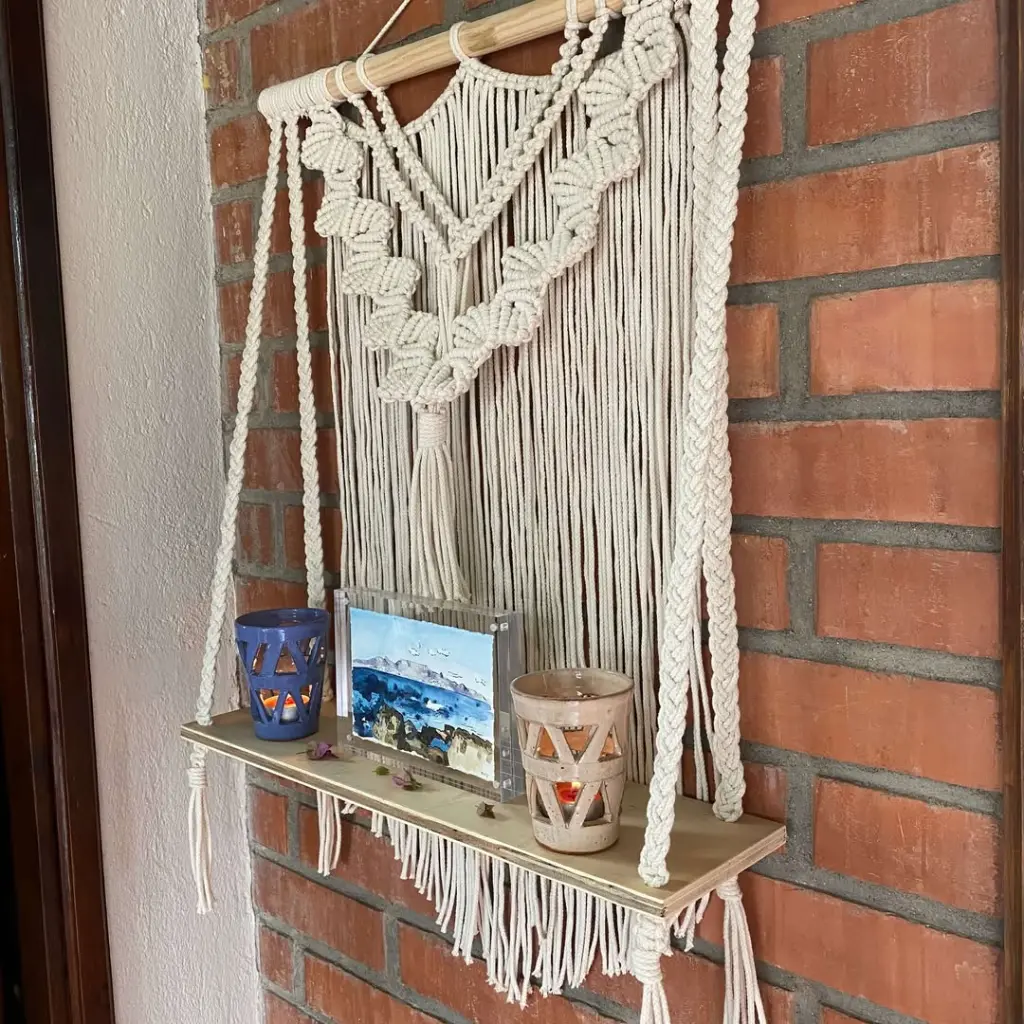 🌿 Descubre la elegancia artesanal de 'Margaret', nuestro tapiz de macramé con repisa de madera. Cada nudo está tejido a mano con hilo de algodón, creando una pieza única que añadirá calidez y estil (3).webp