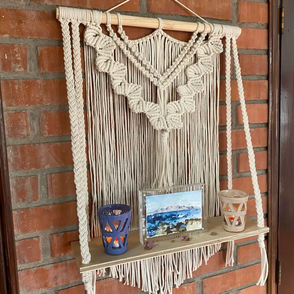 🌿 Descubre la elegancia artesanal de 'Margaret', nuestro tapiz de macramé con repisa de madera. Cada nudo está tejido a mano con hilo de algodón, creando una pieza única que añadirá calidez y estil (2).webp