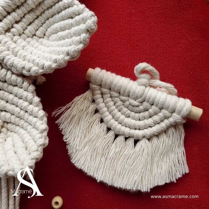 🎄 Esta temporada navideña, dale un toque único a tu decoración con nuestros hermosos adornos de macramé. 🎄 Cada pieza es tejida con amor y atención a los detalles, fusionando la elegancia bo (4).webp