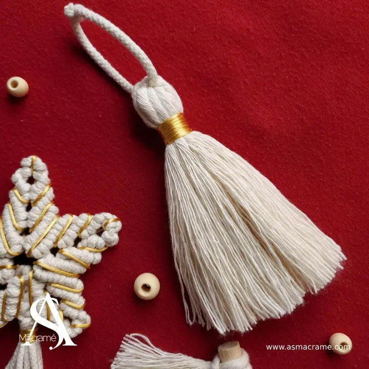 🎄 Esta temporada navideña, dale un toque único a tu decoración con nuestros hermosos adornos de macramé. 🎄 Cada pieza es tejida con amor y atención a los detalles, fusionando la elegancia bo (1).webp