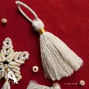 🎄 Esta temporada navideña, dale un toque único a tu decoración con nuestros hermosos adornos de macramé. 🎄 Cada pieza es tejida con amor y atención a los detalles, fusionando la elegancia bo (1).webp