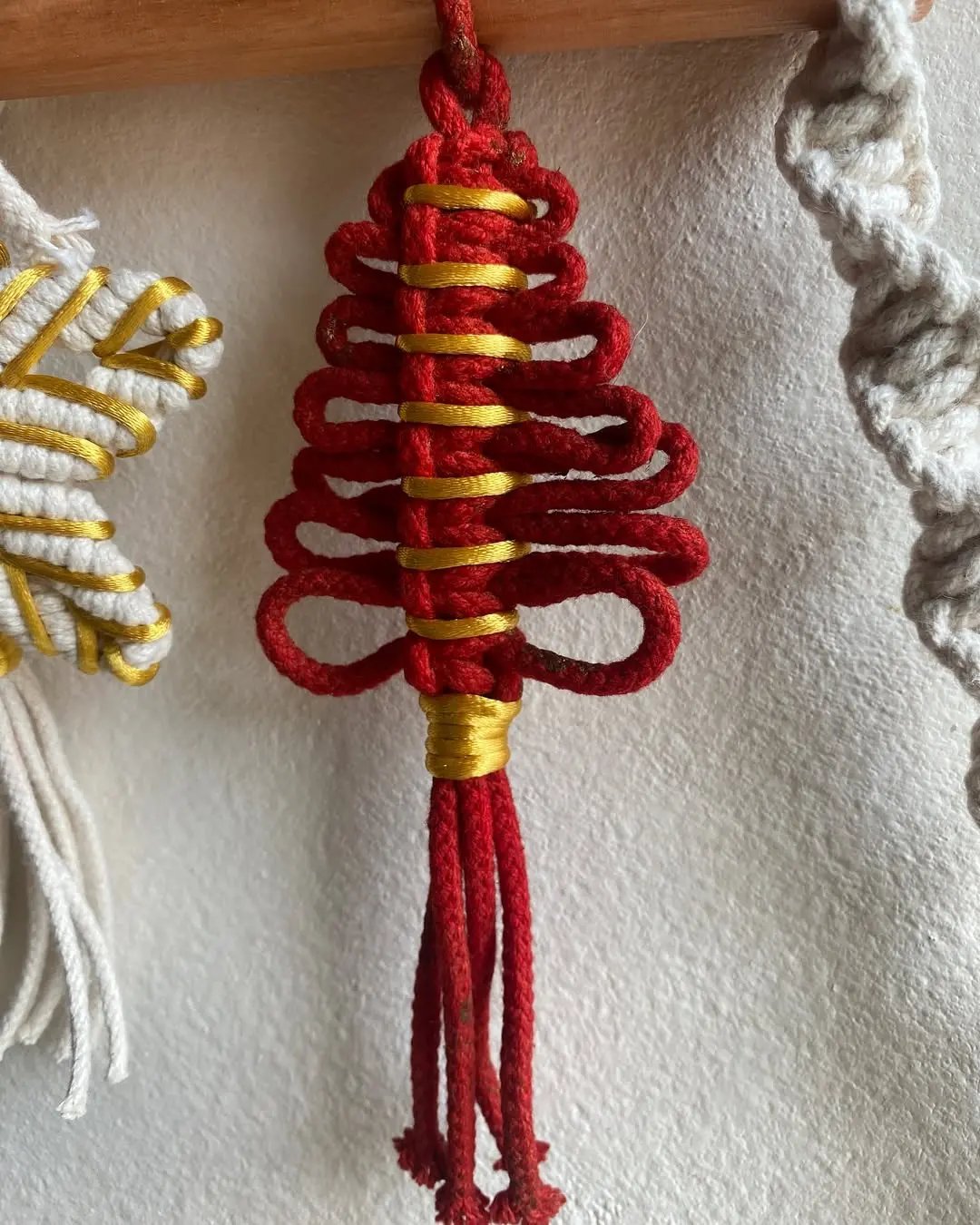 ✨ La navidad está a la vuelta de la esquina ✨🎄 Es momento de elegir esos elementos que van a destacar tu decoración Navideña. Decora bonito, decora diferente, usa macramé 🧶 (2).webp