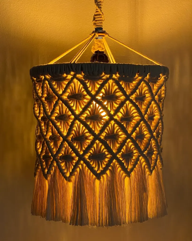 ✨ Lámpara 'Irene'✨ 💆🏻_♀️La luz cálida + el macramé, logra esa sensación de armonía, tranquilidad y elegancia que tanto deseas transmitir y sentir en tu hogar 🏠 Ya puedes hacer tu pedido par (1).webp