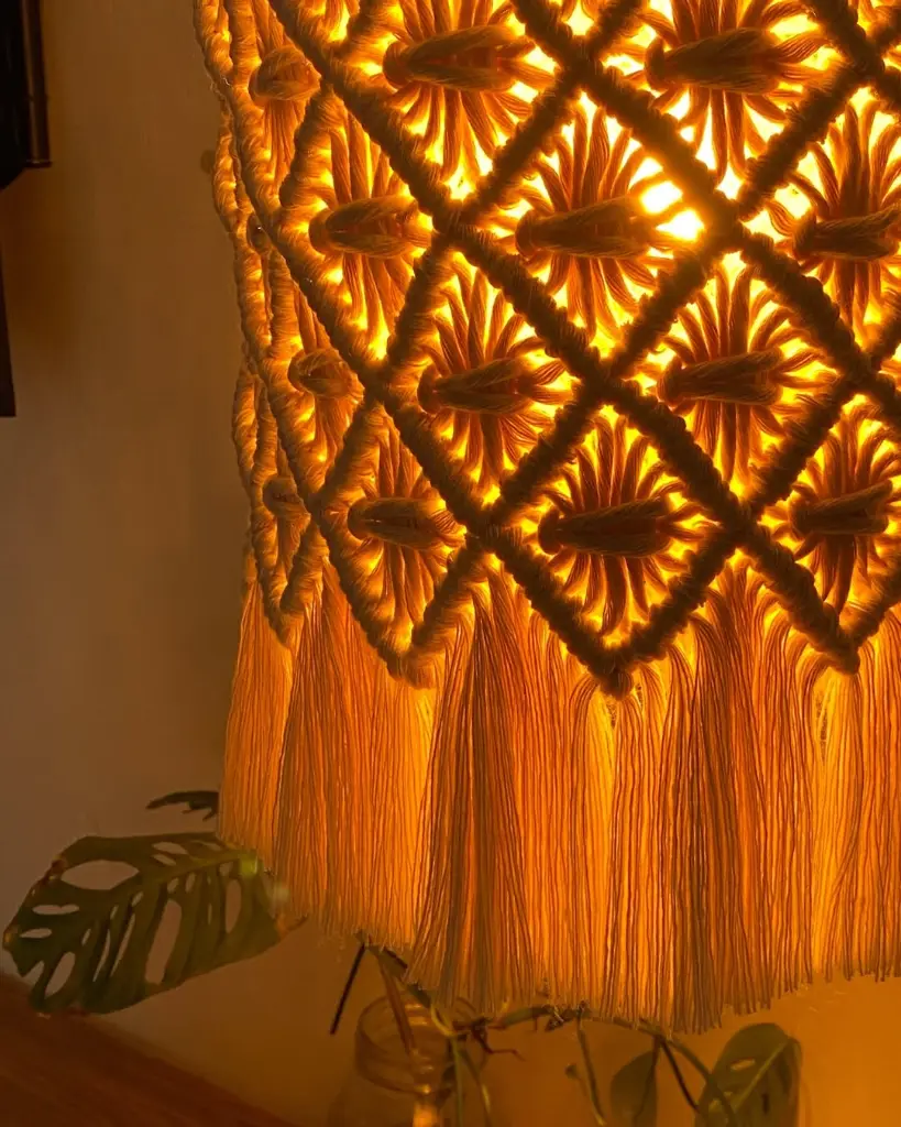 ✨ Lámpara 'Irene'✨ 💆🏻_♀️La luz cálida + el macramé, logra esa sensación de armonía, tranquilidad y elegancia que tanto deseas transmitir y sentir en tu hogar 🏠 Ya puedes hacer tu pedido par (2).webp