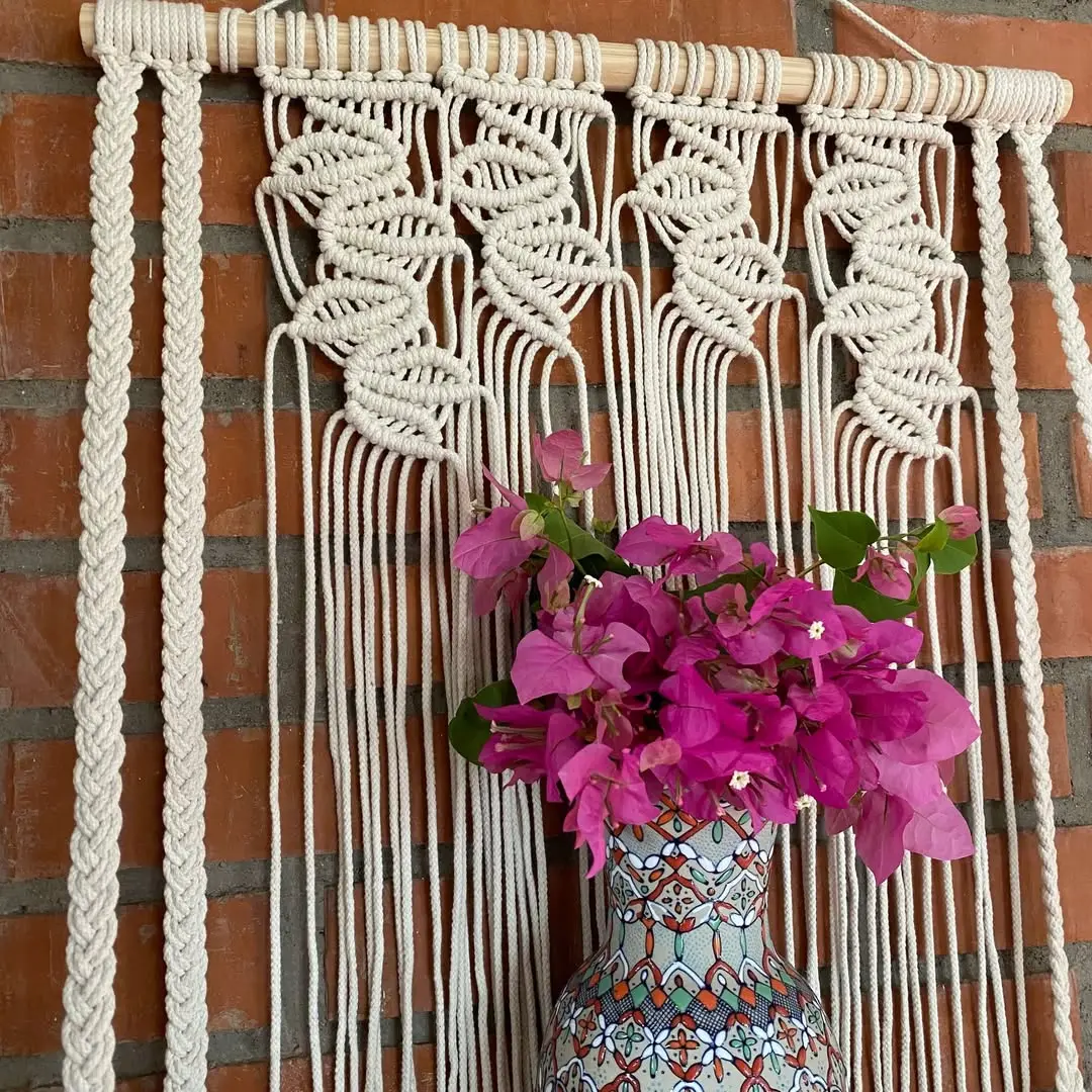 😁 Sumérgete en la belleza artesanal con nuestro tapiz 'Rosemary'. Cada nudo, cuidadosamente tejido a mano con hilo de algodón, da vida a esta obra maestra de macramé. Además, su repisa de madera ag (2).webp