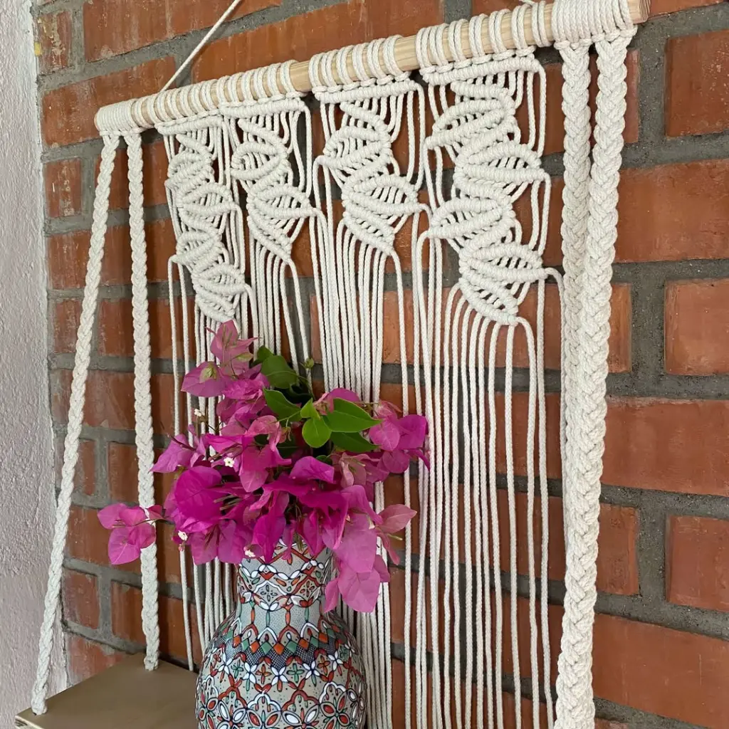 😁 Sumérgete en la belleza artesanal con nuestro tapiz 'Rosemary'. Cada nudo, cuidadosamente tejido a mano con hilo de algodón, da vida a esta obra maestra de macramé. Además, su repisa de madera agrega.webp