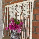😁 Sumérgete en la belleza artesanal con nuestro tapiz 'Rosemary'. Cada nudo, cuidadosamente tejido a mano con hilo de algodón, da vida a esta obra maestra de macramé. Además, su repisa de madera agrega.webp
