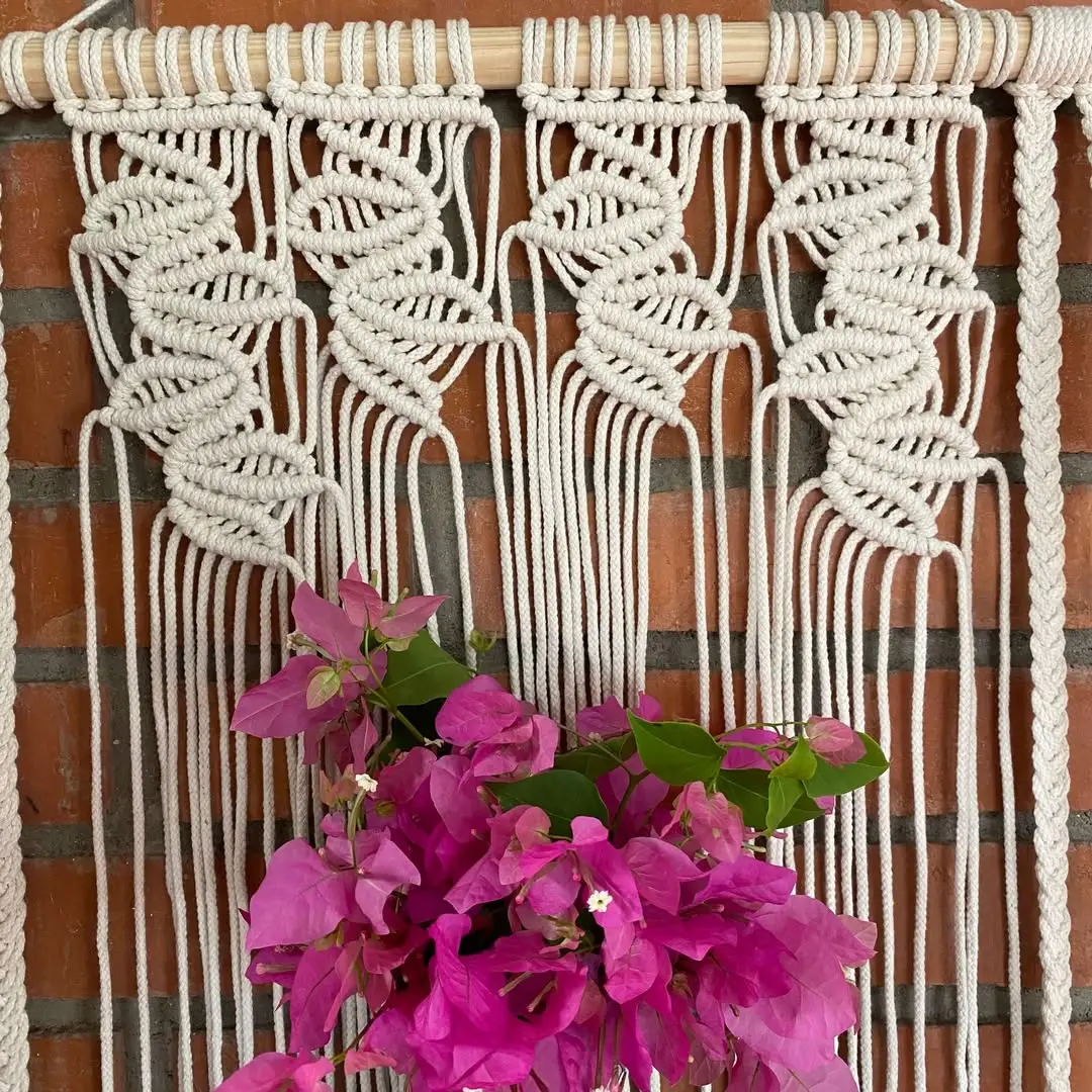 😁 Sumérgete en la belleza artesanal con nuestro tapiz 'Rosemary'. Cada nudo, cuidadosamente tejido a mano con hilo de algodón, da vida a esta obra maestra de macramé. Además, su repisa de madera ag (1).webp