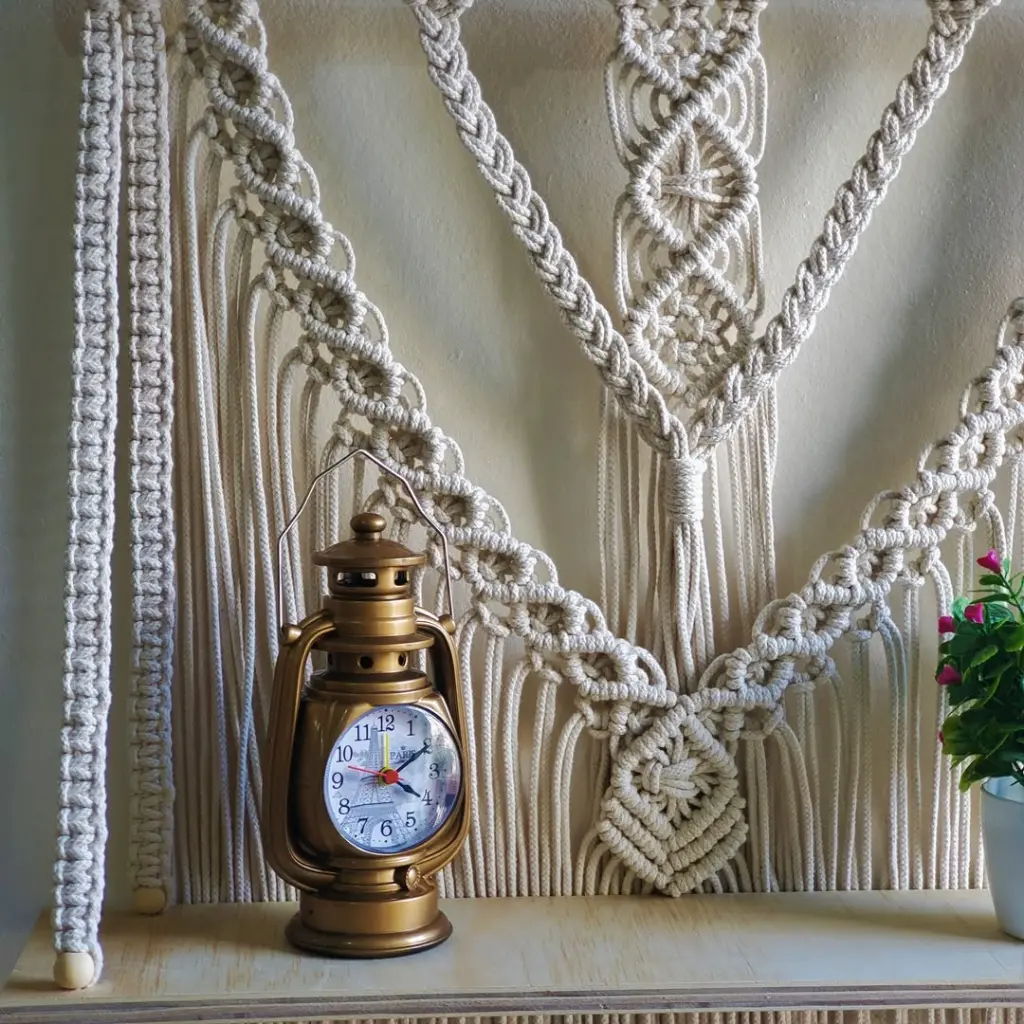 😍 A todos nos encantan los tapices de macrame con repisa.Puedes hacer cualquier tapíz normal en uno que tenga repisa, escríbenos si te gustaría tener el tuyo........ #macrameplanthangers #macramede (4).webp