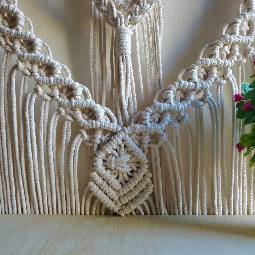 😍 A todos nos encantan los tapices de macrame con repisa.Puedes hacer cualquier tapíz normal en uno que tenga repisa, escríbenos si te gustaría tener el tuyo........ #macrameplanthangers #macramede (2).webp