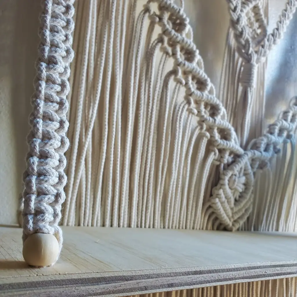 😍 A todos nos encantan los tapices de macrame con repisa.Puedes hacer cualquier tapíz normal en uno que tenga repisa, escríbenos si te gustaría tener el tuyo........ #macrameplanthangers #macramede (1).webp