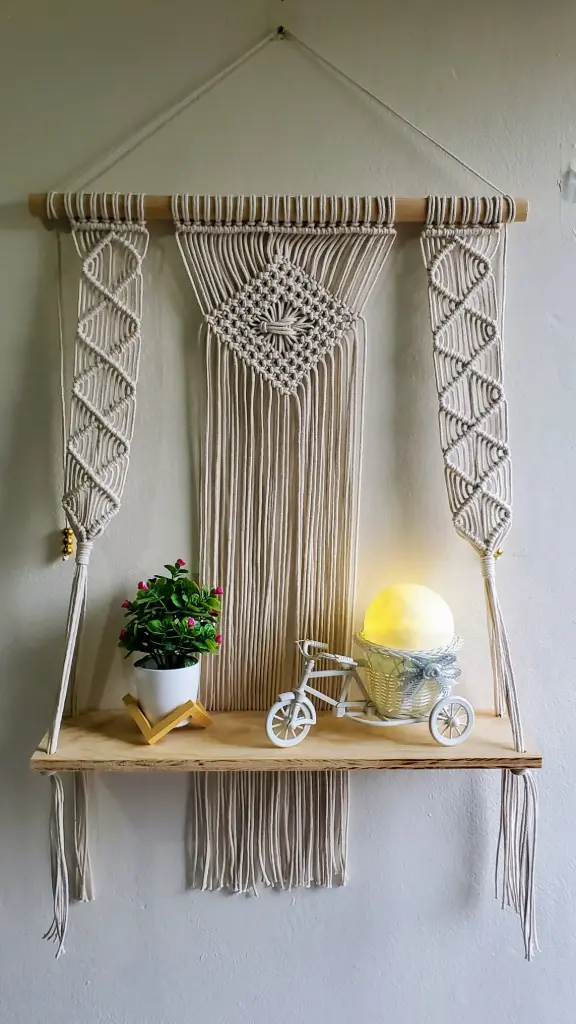 «Menna» | Tapíz de macramé con repisa